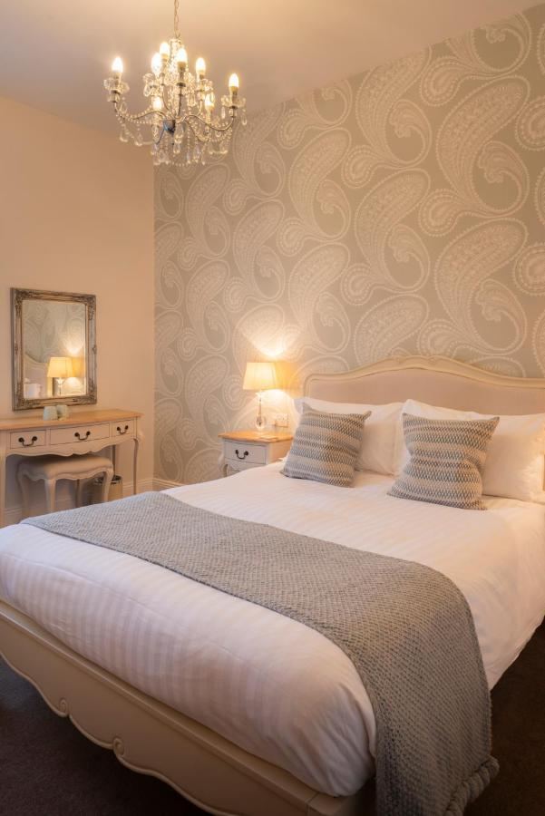 Double room with chandelier and dressing table