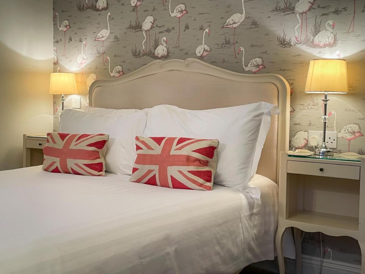 Double room with Union Jack cushions