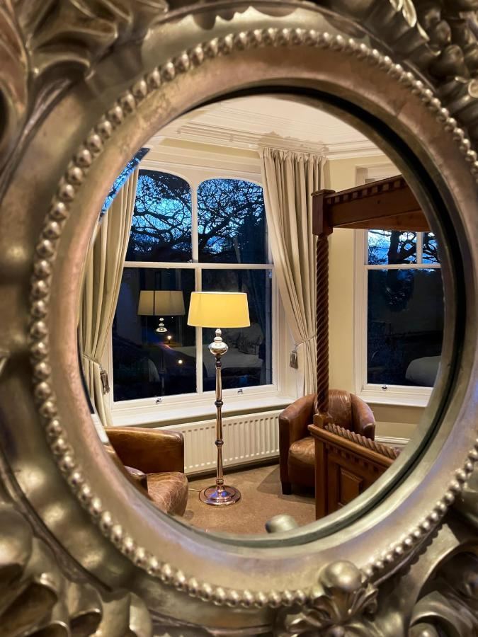 Mirror reflecting a four-poster bedroom