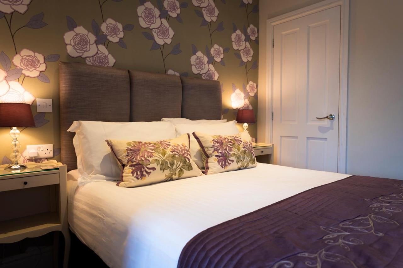 Double bedroom at Rosemount Guest House with floral wallpaper